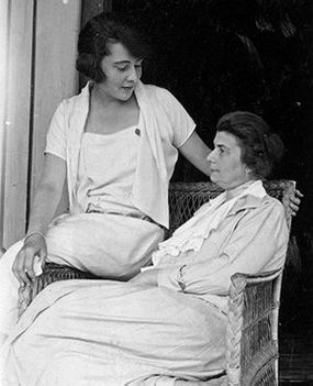 Audrey anyja és nagyanyja 1922.