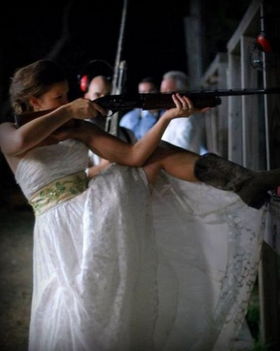 A menyasszonynak is tudnia kell lőnie