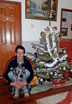 A párom,Gabi és Princ ,a kutyusunk a karácsonyfánál