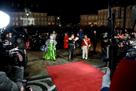 Den kongelige familie ankommer til nytårstaffel-3