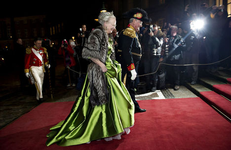 Den kongelige familie ankommer til nytårstaffel-6