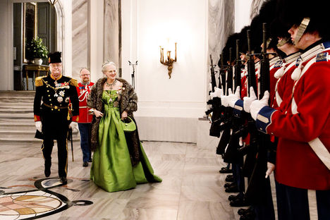 Den kongelige familie ankommer til nytårstaffel-9