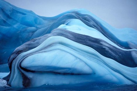A jéghegyek a déli sarkon néha csíkosak, amit a hórétegek képeznek a különböző eseményekre reagálva.