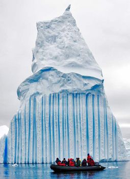 A kék csíkot a jégrepedésbe hirtelen buborékképződés nélkül belefagyott olvadt víz okozza.  