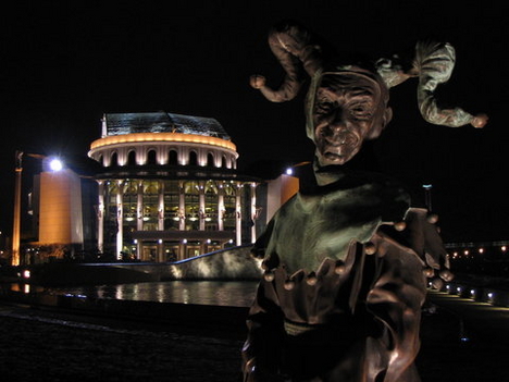 A Nemzeti Színház Latabár Kálmán szobrával