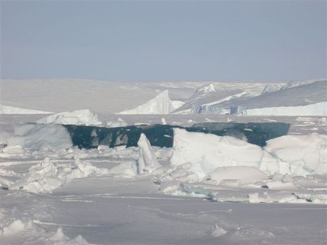 A víz azonnal megfagy, ahogy a hullám megtörik a jégen. Ilyen ez az Antarktikan. 