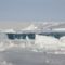 A víz azonnal megfagy, ahogy a hullám megtörik a jégen. Ilyen ez az Antarktikan. 