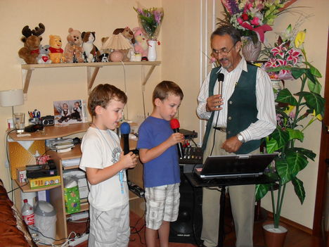 Énekelnek a kis tanoncok Szabó Gyuszi énekessel