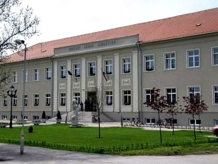 A gimnázium épülete Csornán