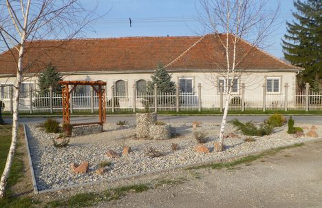 A régi iskola, új díszkert, Kisbodak 2014. március 28-án