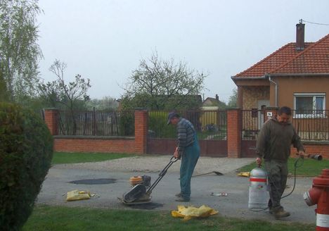 A Maglócai utca kátyúinak javítása 8