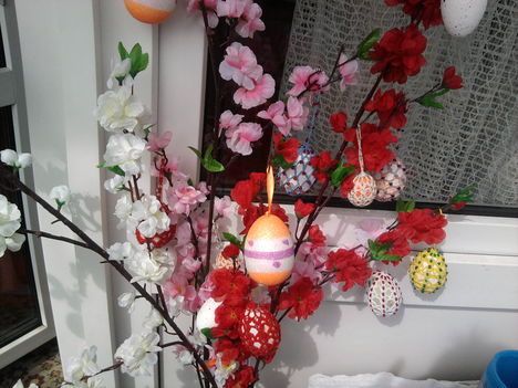 Húsvéti tojások  virágos ágakon