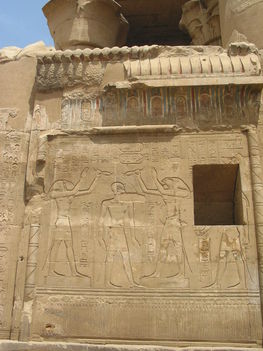 A fáraót Hórusz és Thoth tisztítja meg Szobek isten jelenlétében