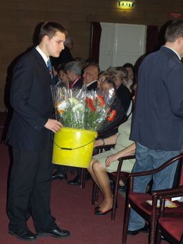 Virágokkal köszöntöttek minden  hölgyet a március 9-i Nótagálán. 