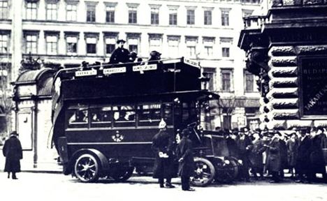1915 - Az első autóbusz az Andrássy út és a Vilmos császár út (Bajcsy-Zsilinszky út) sarkán.