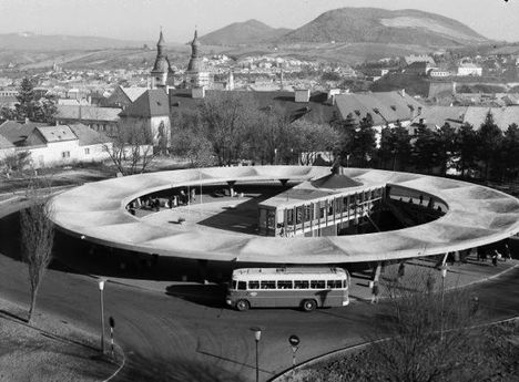 Eger, autóbusz - pályaudvar, látkép az Egri vár felé ( 1964 )!