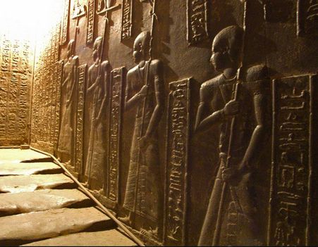 Nomoszok jelvényei Hathor templomában