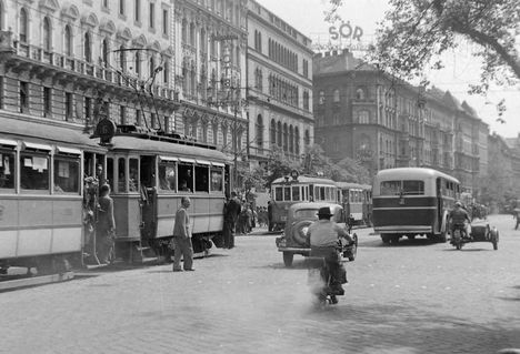 Budapest, József körút a Blaha Lujza térnél, szemben a Népszínház utca torkolata