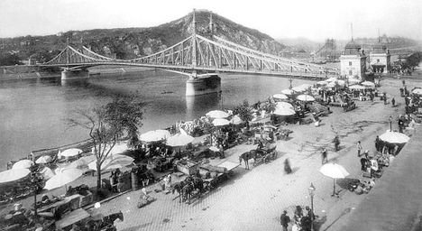 Piac a Duna-parton 1890 körül