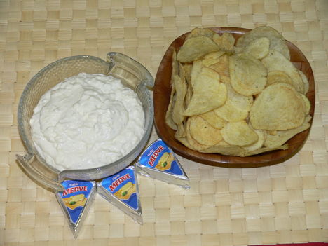 Fűszeres sajtkrém chipsszel