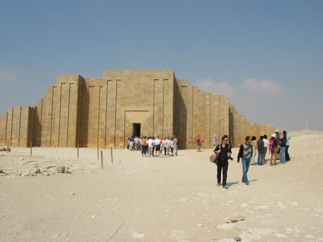 A Lépcsős-piramis kerületének bejárata