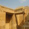 Dzsószer piramis kerületének egyik épülete, a falak tetején a fríz dzsed oszlopokat ábrázol