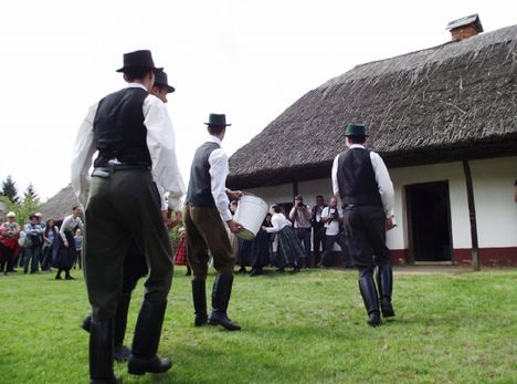  Margaréta Tánccsoport folklór bemutatója : húsvéti locsolkodás