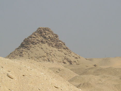 Userkaf piramisa a Dzsószer kerülete mellett