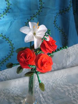 fehérliliom  rózsákkal