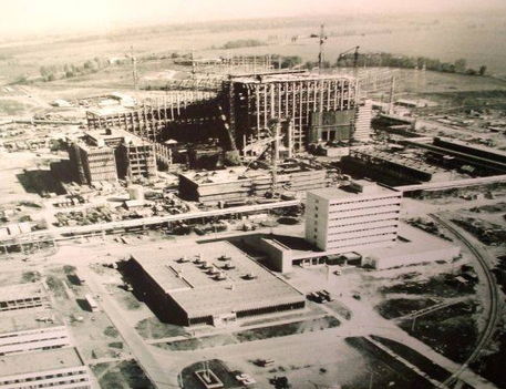 1975-ben, október 3-án helyezték el a Paksi Atomerőmű alapkövét Hazánk egyetlen atomerőművének építése 12 évig tartott