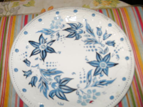 kék festett tányér