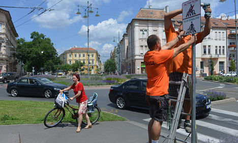 Hajtva tilos, tolva szabályos - A háttérben egy szabályos kerékpáros (fotó Karnok Csaba)