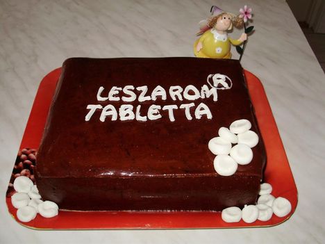 Réka "leszarom" tabletta tortája