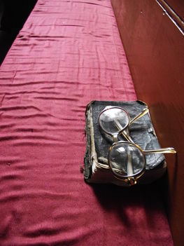  Pusztafalu  Református templom ima könyv szemüveggel