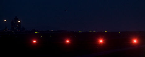 ez a négy lámpa segíti a pilótát a landolásban