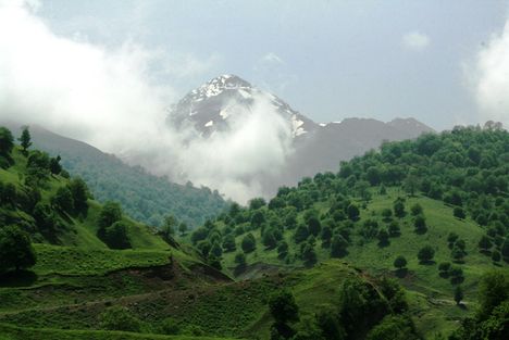 azerbadzsáni ködös erdős hegy