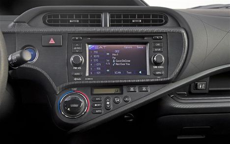 2012-Toyota-Prius-C-radio