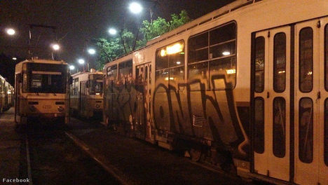 Csak a szokásos - graffitisek egy villamosremízben_02 (fotó Kapási Jánosné).jpg