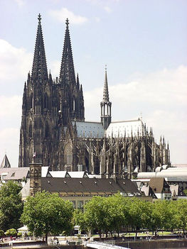 450px-Cologne_Cathedral a kölni dóm  157m magas