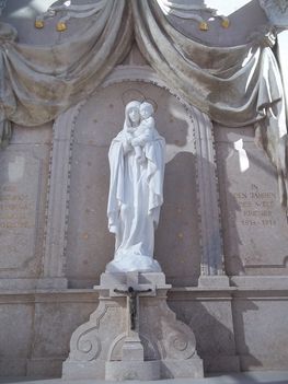 Szűz Mária szobra a háborús elesettekért