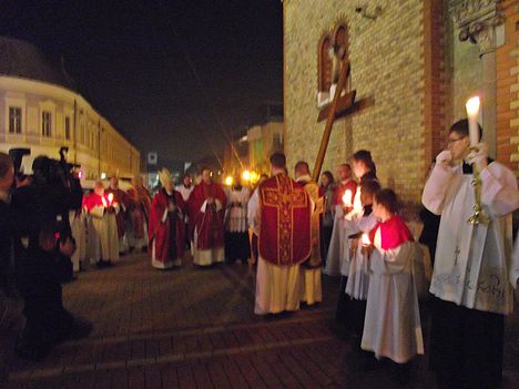 Bosák Nándor, a Debrecen-Nyíregyházi Egyházmegye püspöke átveszi a keresztet