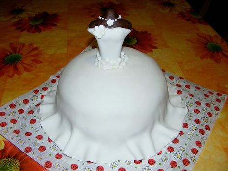 Menyasszonyiruha torta