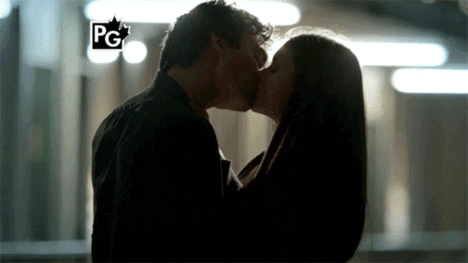 Damon és Elena csókja-gif