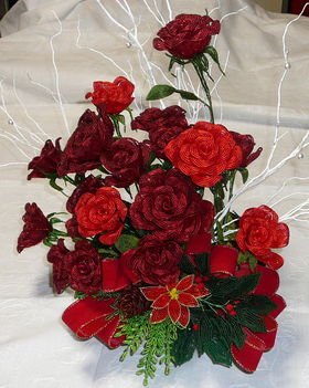 E csokor rózsával,kívánok Zsuzsannáinknak  jó egészséget és nagyon BOLDOG NÉVNAPOT.