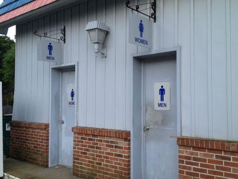 Hogy véletlenül se lehessen összekeverni a férfi és női WC-t!