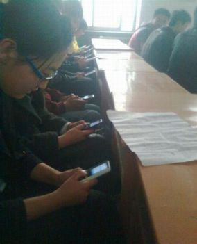 A gyerekek épp a mobiltelefon bekapcsolását tanulják