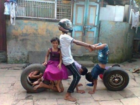 Együtt motorozik a család!