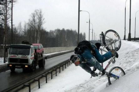 Havas úton biciklizni veszélyes!