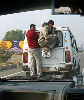 Indiában többszemélyesek az autók!