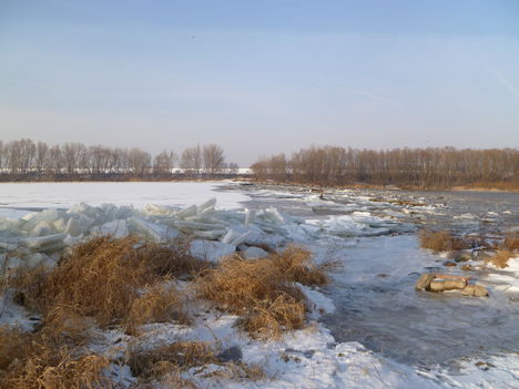 Jégtorlasz a Dunakiliti fenékküszöb felvízén, 2012. február 08.-án